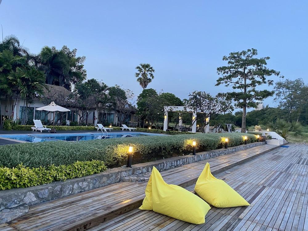Chez Nous Boutique Resort Haad Chao Samran Exterior photo