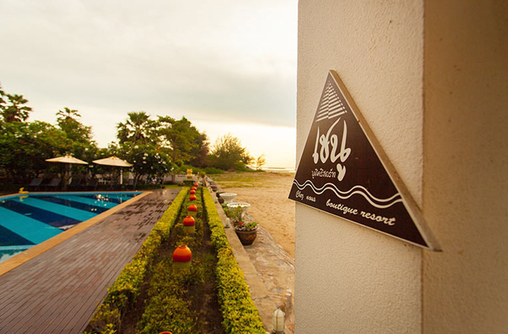Chez Nous Boutique Resort Haad Chao Samran Exterior photo