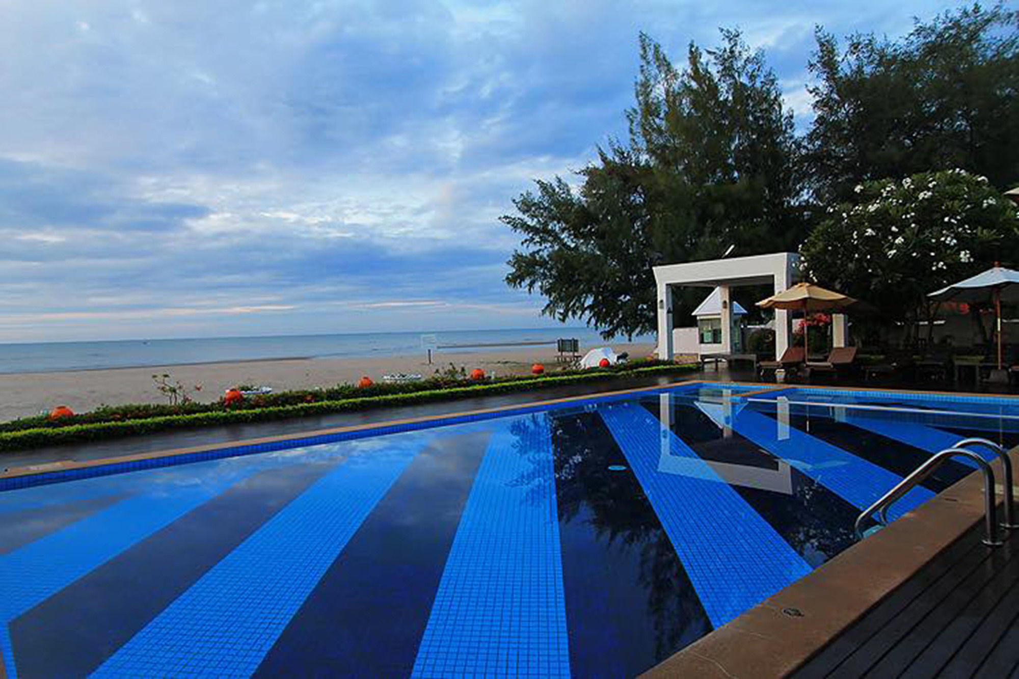 Chez Nous Boutique Resort Haad Chao Samran Exterior photo
